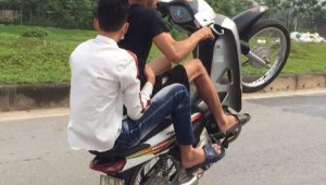 Bốc đầu xe máy rồi khoe khoang trên mạng xã hội