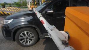 Xe đi đến trạm thu phí gặp lỗi không mở barie, một số xe bị vỡ kính lái