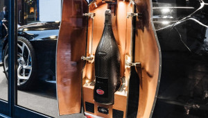 Chiêm ngưỡng chai champagne La Bouteille Noire độc nhất vô nhị dành cho fan Bugatti