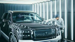 Siết 1 con ốc trên Toyota Century SUV lâu gấp 12 lần xe khác