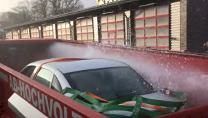 [VIDEO] Ngâm xe trong bồn nước - cách chữa cháy ô tô điện hiệu quả