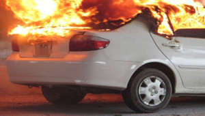 Những cách thoát hiểm nhanh và an toàn cho người ngồi trong ô tô khi xe bị cháy