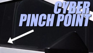 Cửa xe bán tải điện Tesla Cybertruck kẹp rách tay người dùng