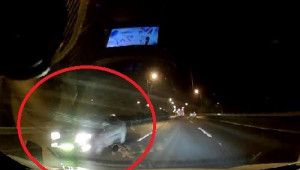 Phẫn nộ cảnh chiếc ô tô rọi pha sáng lóa, chạy ngược chiều Đại lộ Thăng Long