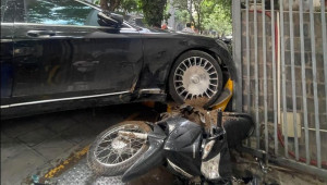 Hà Nội: Nhân viên quán bi-a lái Mercedes-Benz S450, đâm liên hoàn vào BMW 730Li và 4 chiếc xe máy