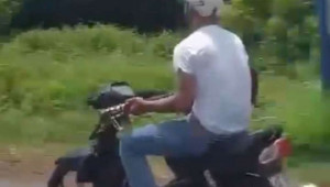 Đồng Nai: Nam thanh niên lái xe bằng chân, dùng tay đánh đàn guitar trên Quốc lộ 1A