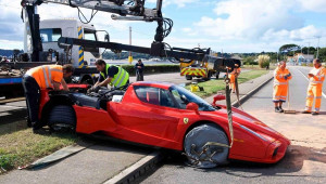 [VIDEO] Nhân viên giao hàng lái siêu xe Ferrari Enzo gây tai nạn, chi phí sửa chữa lên tới hơn 10 tỷ VNĐ
