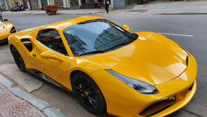 Chạm mặt Ferrari 488 Spider rực rỡ một góc trời Sài Gòn