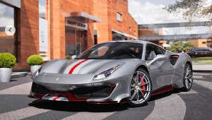 Chẳng rực rỡ như sắc đỏ truyền thống, 