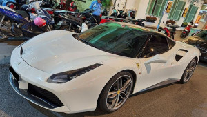 Sài Gòn: Bắt gặp Ferrari 488 GTB trắng muốt đi chơi đêm