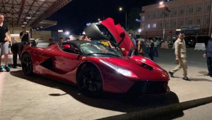 Các đại gia Campuchia chơi trội đưa hai chiếc Ferrari LaFerrari về nước cùng một lúc