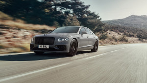 Bentley Flying Spur 2022 tiếp tục được nâng cấp với khoang cabin yên tĩnh và nhiều tính năng hơn