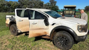 [VIDEO] Nhân viên đại lý Ford thử đến “nát” cả chiếc Ranger Raptor mới của khách