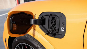 Ford đã phát minh ra bộ sạc không dây - Tài xế sạc xe không cần rời ghế lái