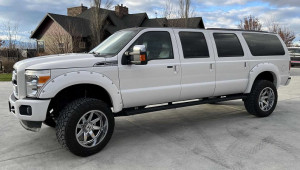 Ford F-250 độ 6 cửa phong cách limousine rao bán 1,38 tỷ VNĐ