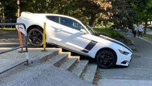 Tưởng nhầm cầu thang bộ là đường đi cho xe ô tô, Ford Mustang mắc kẹt giữa trường