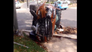 Lâm Đồng: Ford Ranger nát đầu vì đâm thẳng cột đèn