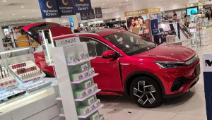 Xe điện trưng bày trong trung tâm thương mại đâm vào cửa hàng khiến hai người bị thương