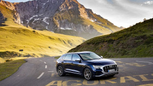 Phối màu Navarra Blue và Daytona Grey giúp Audi SQ8 trông đắt đỏ hơn