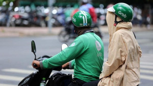 Người tiêu dùng “ngã ngửa” vì phụ phí “thời tiết nắng nóng” của Grab