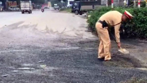 CSGT cùng người dân san lấp 
