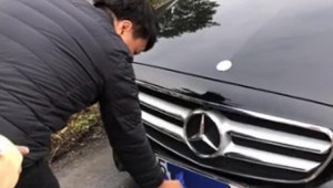 Dán băng dính che biển kiểm soát, tài xế xe Mercedes-Benz bị phạt 1 triệu VNĐ