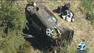 Lái Genesis GV80 lao xuống vực, huyền thoại chơi golf Tiger Woods may mắn thoát khỏi tay tử thần