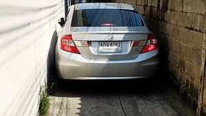 [VIDEO] Nữ tài xế “điêu luyện” lái chiếc Honda Civic qua con hẻm rộng chưa đến 2m