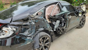 Quảng Bình: Honda Civic RS chưa kịp ra biển số đã bị xe tải húc nát