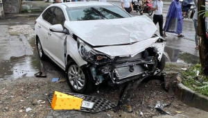 Hải Phòng: Hyundai Accent vừa ra khỏi đại lý đã đâm vào gốc cây, vỡ nát đầu xe