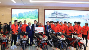 Honda Việt Nam trao thưởng Winner X và Lead cho các tuyển thủ bóng đá dành HCV tại Seagames 30