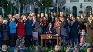 Tổng thống Joe Biden ký đạo luật mới, tăng cường phát triển xe điện và cơ sở hạ tầng cầu đường