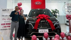 Hòa Minzy tậu Kia Carnival giá khoảng 2 tỷ tặng sinh nhật mẹ