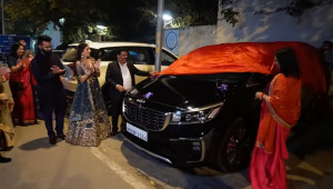 Cô dâu tặng Kia Carnival cho bố chồng ngay trong đám cưới