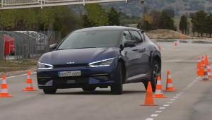 Kia EV6 sắp ra mắt Việt Nam xuất sắc vượt qua bài thử nghiệm đánh lái gấp