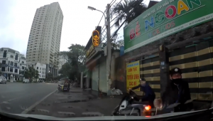 Hà Nội: Bị tài xế Kia K3 truy đuổi, hai tên trộm logo xe ô tô rút dao đe dọa