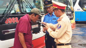 Phát hiện hai lái xe dương tính với ma túy tại bến Nước Ngầm