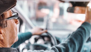 Ông lão lái xe suốt 50 năm mà không có…bằng lái