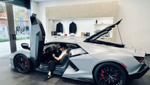 Đại gia Minh “Nhựa” chia sẻ trải nghiệm siêu xe hybrid Lamborghini Revuelto 44 tỷ đồng