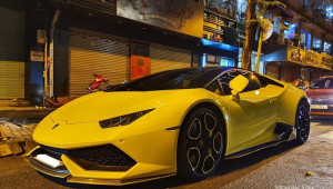 Lamborghini Huracan độ Vorsteiner màu vàng chanh nổi bật giữa đêm Sài Gòn
