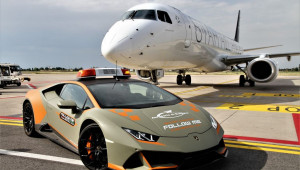 Lamborghini Huracan Evo trị giá hàng tỉ đồng làm xe dẫn đường cho máy bay