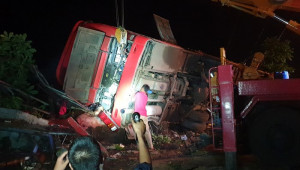 Xe khách bị lật ở Đắk Lắk, hơn 10 người thương vong