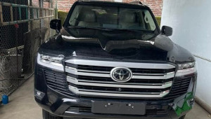 Toyota Land Cruiser 2022 được rao bán với giá 5,2 tỷ đồng vì chủ nhân muốn đổi màu xe