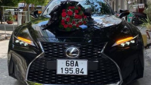 Những chiếc Lexus IS 2021 đầu tiên đã tới tay khách hàng Việt