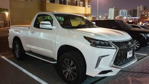 Lạ lẫm với phiên bản “bán tải” của Lexus LX570 trên đường phố Dubai