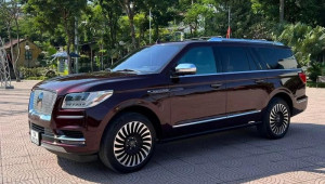 Lincoln Navigator Black Label L đeo biển 