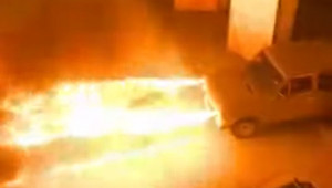 Xe cổ Lada 2106 vài chục tuổi có khả năng phun lửa 6 mét