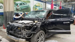 Lao thẳng vào chuồng lợn, chiếc Lexus LX 570 phải làm lại toàn bộ đầu xe, tốn hơn 700 triệu đồng