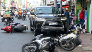TP.HCM: Lái xe Lexus LX 570 đạp nhầm chân ga, tông hàng loạt xe máy khiến 3 người nhập viện