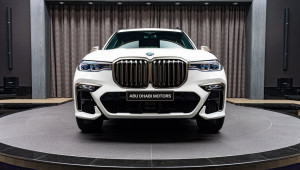 Cận cảnh BMW X7 M50i trong áo Trắng Alpine và nội thất Tartufo lịch lãm